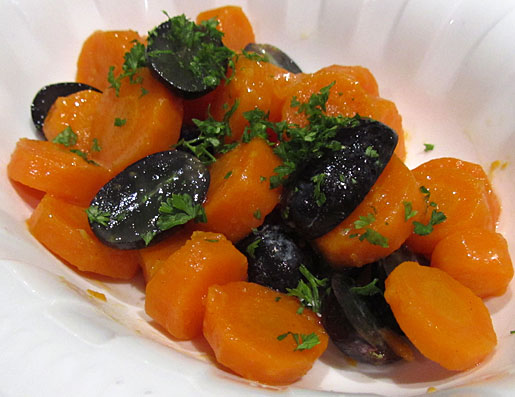 veggie dish of carrots and grapes
